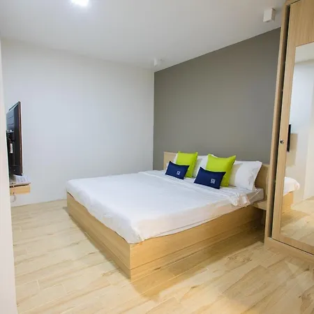 Zayn Express & Suites Bangkok Exterior photo